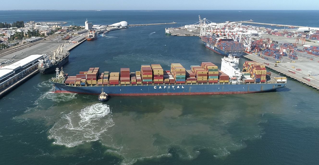 2 317 meter vessel turning in Port of Fremantle 1
