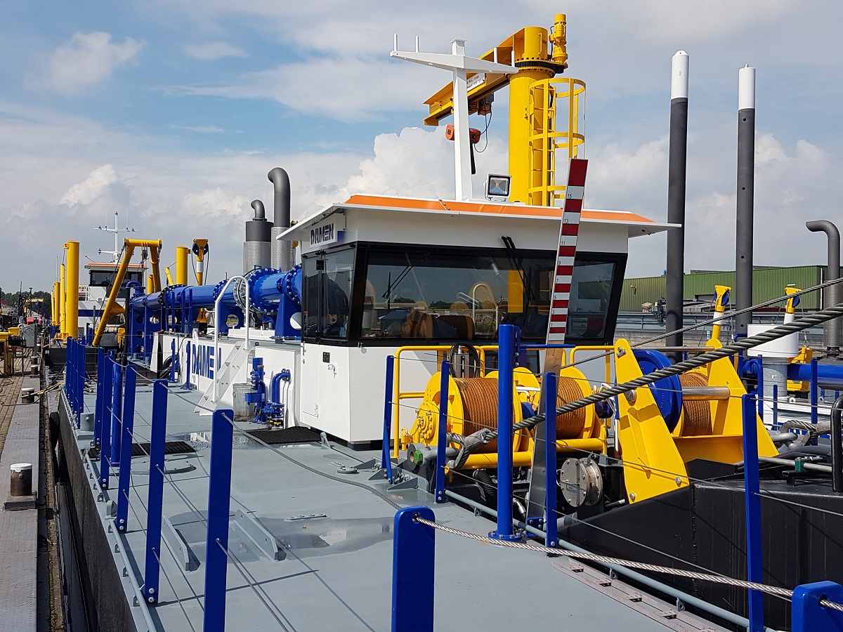 2 The cutter suction dredger CSD500 has been fitted out with a deck crane